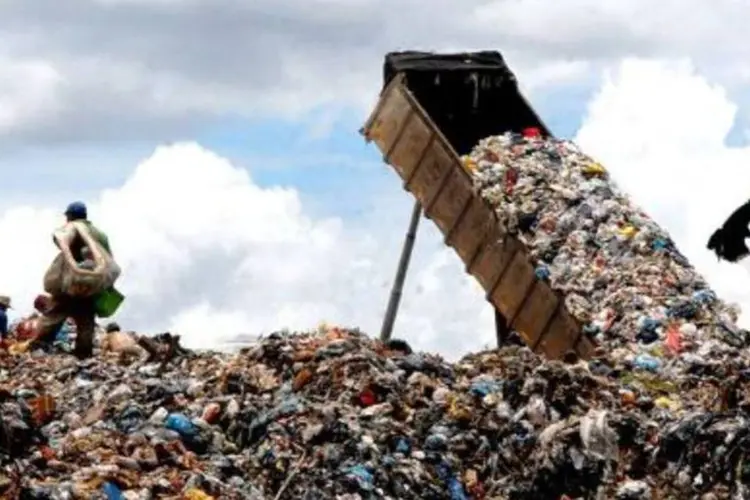 Lixão no Distrito Federal: pesquisa do IBGE apontou existência de catadores de lixo em 27% dos municípios brasileiros (.)