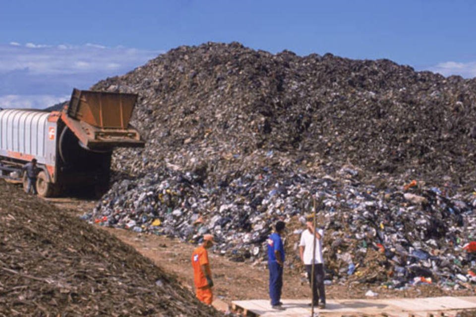 Empresa britânica admite ter exportado lixo ao Brasil