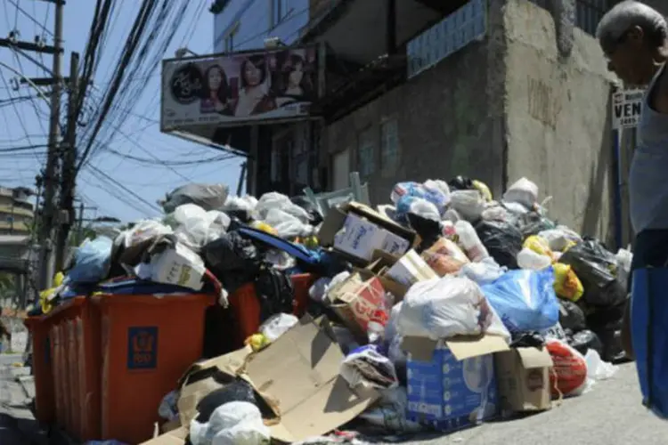 
	Lixo nas ruas do Rio: na zona norte, &eacute; poss&iacute;vel perceber que limpeza come&ccedil;ou pelas &aacute;reas comerciais. Nas ruas residenciais, sacos de lixos e entulhos est&atilde;o amontoados em frentes &agrave;s casas
 (Tânia Rêgo/Agência Brasil)