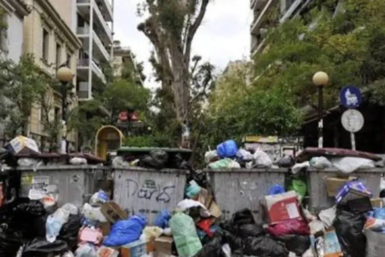 Lixo acumulado em Atenas: greves se multiplicam pelo país (Louisa Gouliamaki/AFP)