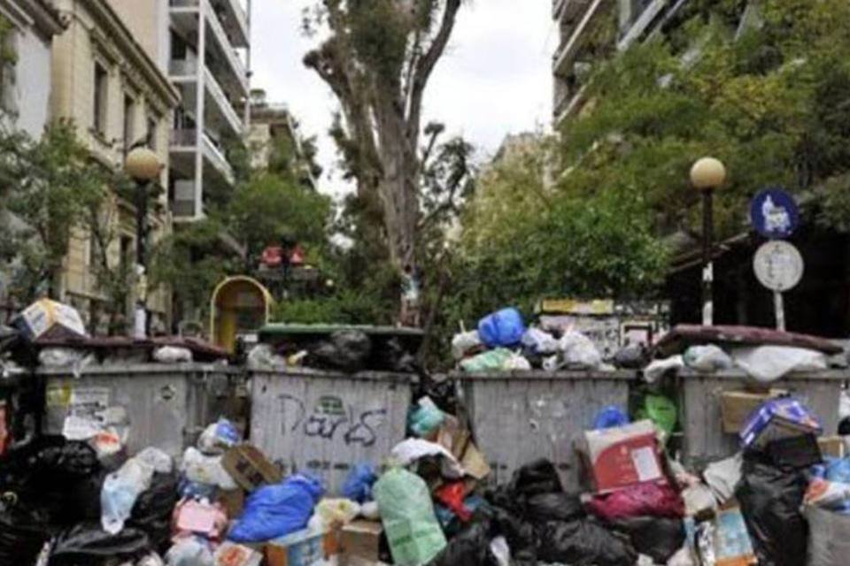 Grécia recorre ao exército para tirar o lixo das ruas