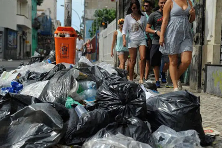 
	Lixo acumulado no Rio devido &agrave; greve de garis: na Lapa, devido &agrave; greve dos garis, o lixo deixado por foli&otilde;es e ambulantes ocupa as cal&ccedil;adas e os cantos de algumas avenidas
 (Tania Rego/Agência Brasil)