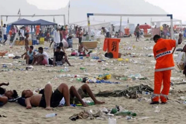 Gari limpando a Praia de Copacabana, Rio de Janeiro, após festa de réveillon (.)