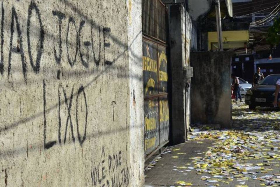 Garis recolhem 350 toneladas de lixo eleitoral no Rio