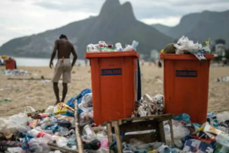 
	Lixo na Praia de Ipanema: as ruas de v&aacute;rias regi&otilde;es do Rio voltaram a amanhecer sujas nesta sexta-feira, ainda com o lixo acumulado ao longo do carnaval (AFP)