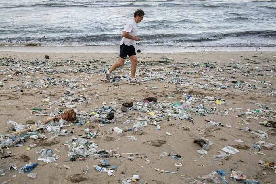 Prefeituras deixam de pagar e lixo se acumula no litoral