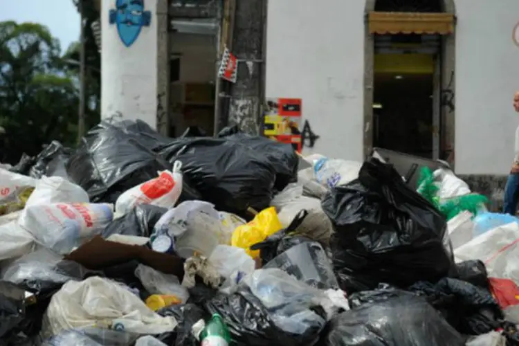 Lixo ocupa calçadas e cantos de algumas avenidas do Rio: Eduardo Paes reconheceu que cenas com "montanhas de lixo" nas ruas não foram boas para a imagem da cidade (Tânia Rego/Agência Brasil)