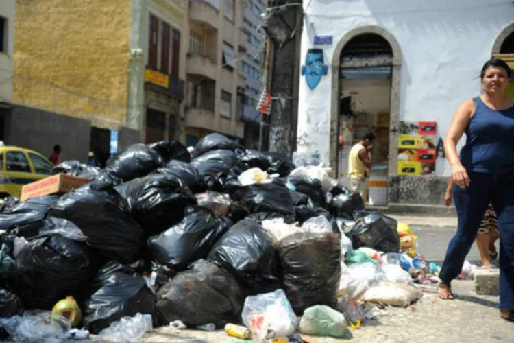 Garis decidem continuar a greve iniciada há três dias: com a categoria dividida, a sujeira se acumula pelas calçadas do Rio (Tomaz Silva/Agência Brasil)