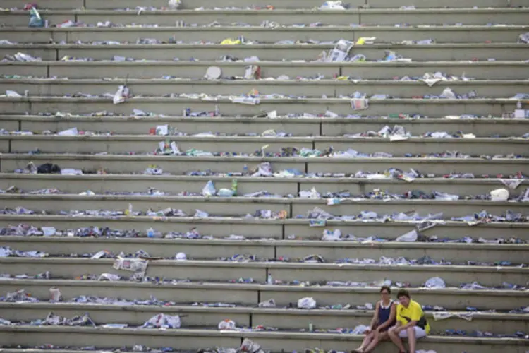 Arquibancada do sambódromo coberta de lixo no Rio de Janeiro: faxina para recolher as toneladas de lixo espalhadas pela capital fluminense deve durar três dias, e só depois a cidade deve voltar ao normal (Ricardo Moraes/Reuters)