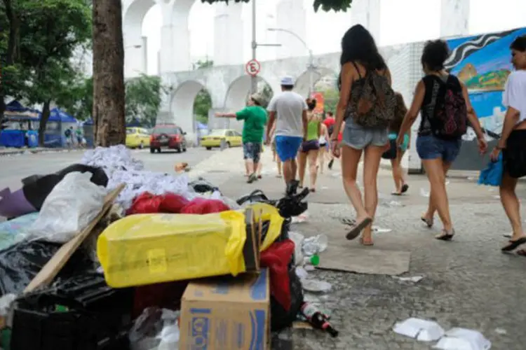 Lixo em rua próxima aos Arcos da Lapa, região central do Rio de Janeiro: greve está sendo realizada por parte dos garis da Companhia Municipal de Limpeza Urbana (Tomaz Silva/ABr)