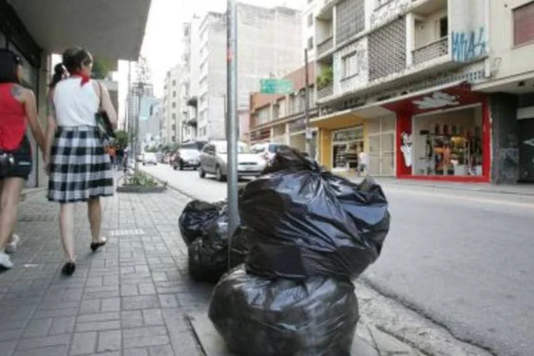 Lixo na calçada de uma das ruas mais movimentadas em São Paulo: brasileiro já começa a produzir tanto lixo quanto os europeus.  (.)