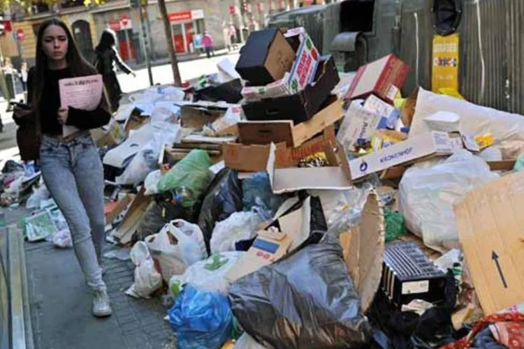 
	Lixo em Madri: desde que o a paralisa&ccedil;&atilde;o come&ccedil;ou, h&aacute; nove dias, pilhas de lixo se acumulam nas ruas da capital espanhola
 (Getty Images)