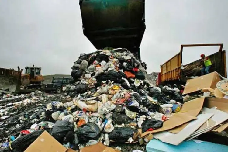 
	Caminh&atilde;o descarrega lixo em aterro: a partir de agosto deste ano, s&oacute; poder&aacute; ser efetuada disposi&ccedil;&atilde;o final do lixo em aterros considerados adequados
 (Getty Images)