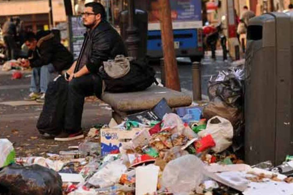 Montanhas de lixo nas ruas agravam mau momento de Madri