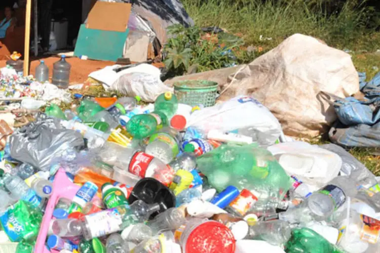 
	Material recolhido por catadores de lixo: por meio SEA, foi firmado um acordo para que o munic&iacute;pio vizinho de Belford Roxo receba o lixo de Caxias
 (Elza Fiúza/Agência Brasil)