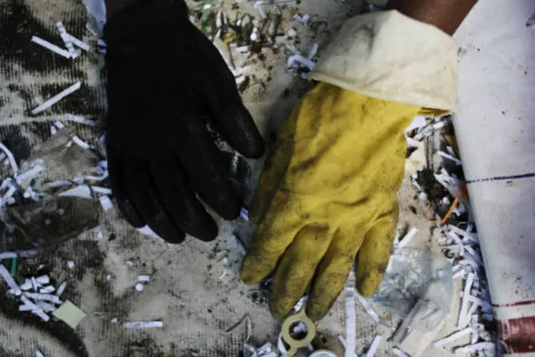 
	Luvas de catadora de lixo recicl&aacute;vel em S&atilde;o Paulo
 (REUTERS/Nacho Doce)