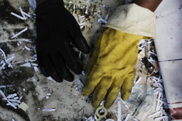 
	Luvas de catadora de lixo recicl&aacute;vel, em S&atilde;o Paulo
 (REUTERS/Nacho Doce)