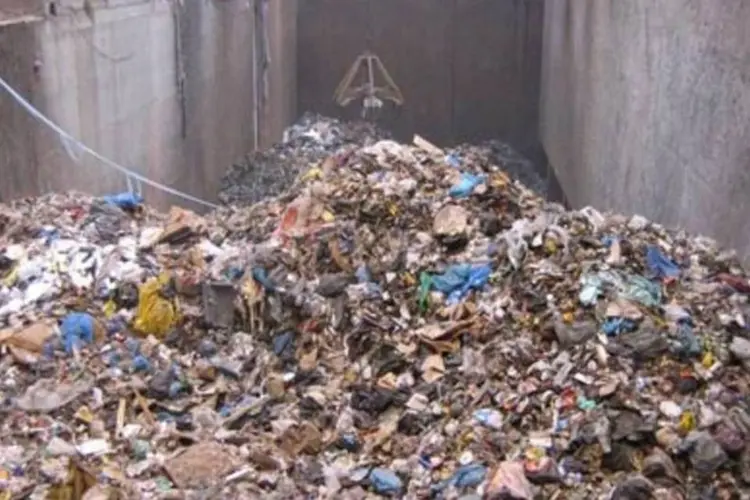 A Política Nacional de Resíduos Sólidos (PNRS) prevê a responsabilidade compartilhada no descarte e proíbe a manutenção de lixões em todo o país. (.)