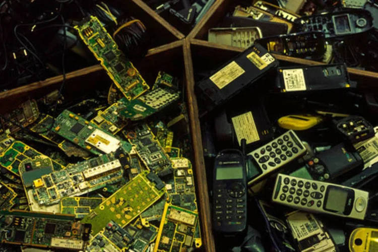 Lixo eletrônico: taxa de reciclagem pode chegar a 20% do total.  (TDI/Getty Images)
