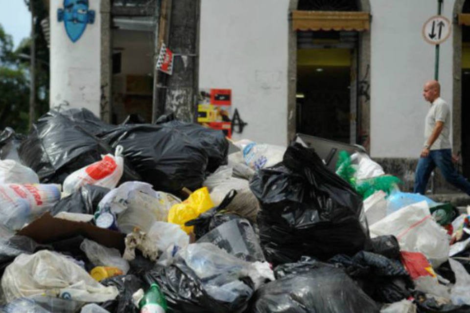 Garis fazem ato contra demissões na frente da Comlurb