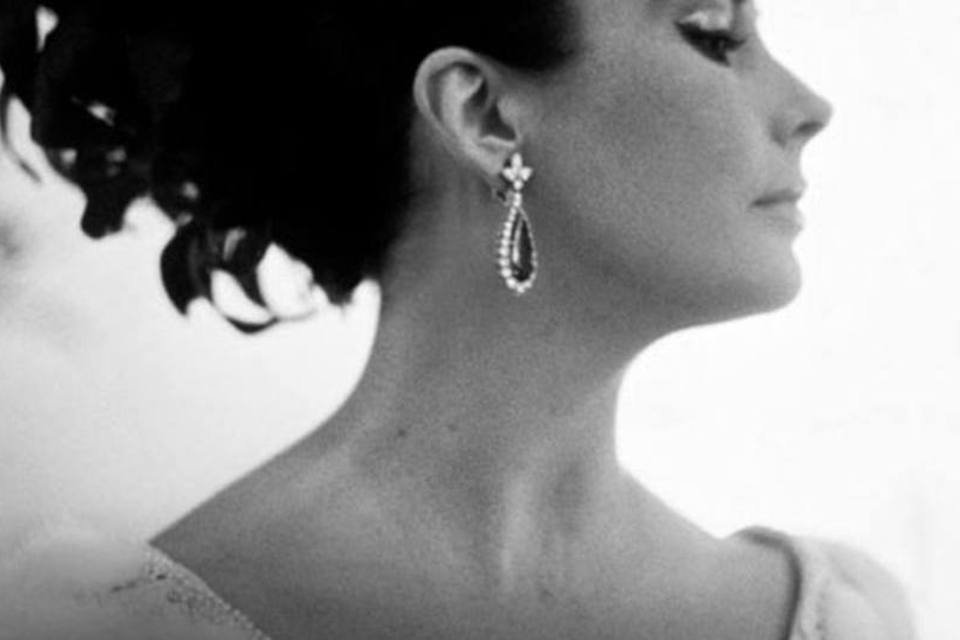 Leilões de joias e vestidos de Liz Taylor arrecadam US$ 150 milhões