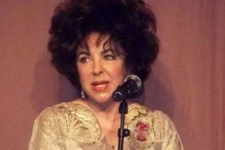 Liz Taylor em Cannes, no dia 18 de maio de 2000 (Gerard Julien/AFP)