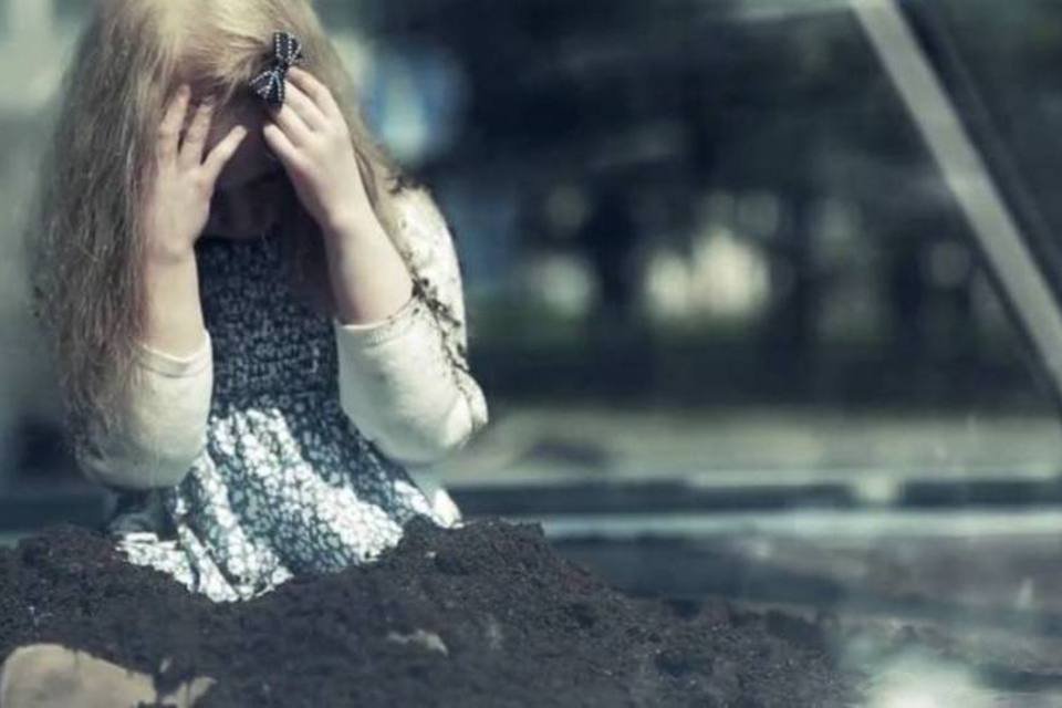 Ampulheta gigante enterra garotinha e emociona em Moscou