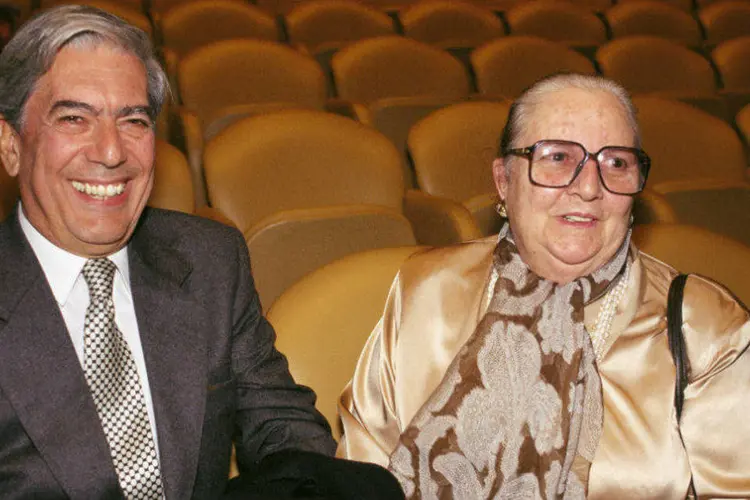 Mario Vargas Llosa e Carmen Balcells, figura-chave do momento conhecido como 'boom latino-americano' (Quim Llenas/Cover/Getty Images)