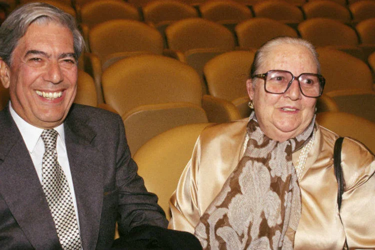 Mario Vargas Llosa e Carmen Balcells, figura-chave do momento conhecido como 'boom latino-americano' (Quim Llenas/Cover/Getty Images)