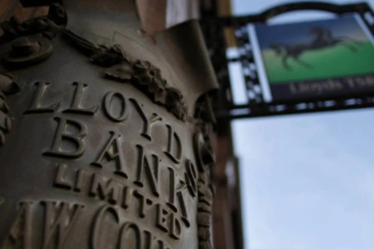 
	Ag&ecirc;ncia do Banco Lloyds: o banco cortou custos ao reduzir empregos e fechar muitos de seus neg&oacute;cios internacionais
 (Macdiarmid/Getty Images)