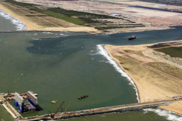 
	Obras da LLX no Porto do A&ccedil;u: se tudo der certo, o porto ser&aacute; beneficiado por dois trechos de ferrovia
 (Divulgação)