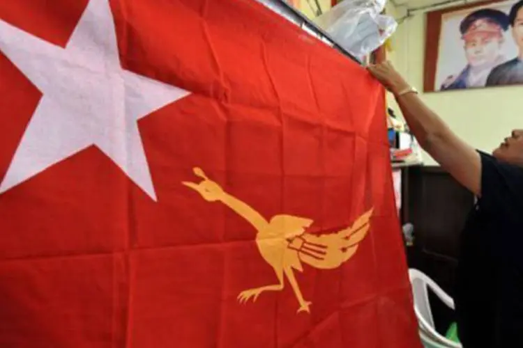 Membros da LND exibem a nova bandeira do partido
 (Soe Than Win/AFP)