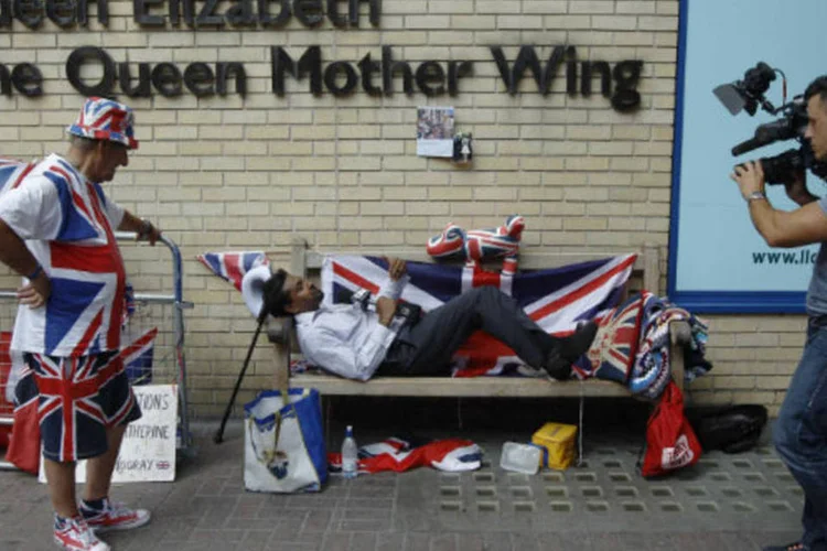 
	Rep&oacute;rter mostra acampamento de f&atilde; da fam&iacute;lia real em frente ao hospital onde a duquesa de Cambridge, Kate Middleton, dar&aacute; &agrave; luz seu primeiro filho
 (REUTERS/Luke MacGrego)
