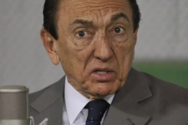 
	O ministro de Minas e Energia, Edison Lob&atilde;o, afirmou que o governo pode ajudar as distribuidoras cobrindo de 70 a 100 por cento dos custos com as t&eacute;rmicas
 (Antônio Cruz/Agência Brasil)