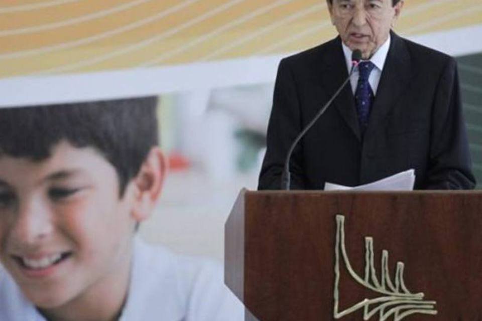 Lobão anuncia leilão de áreas de exploração de petróleo