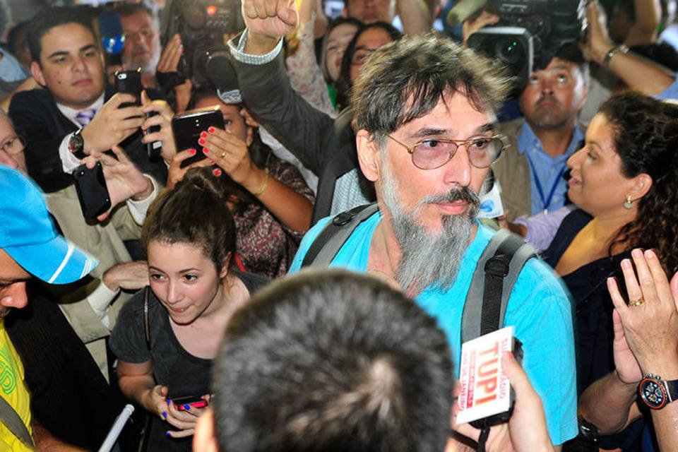 Lobão sai do Congresso e junta-se a manifestantes