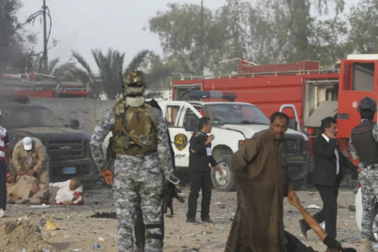 Forças de segurança do Iraque em local de ataque em Bagdá: grupo rebelde afirmou que objetivo das explosões era vingar assassinato de sunitas por milícias xiitas (Thaier al-Sudani/Reuters)
