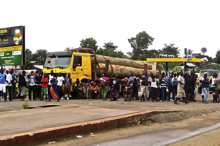 Pessoas protestam em local de testes de ebola: residentes da área disseram não ter recebido alertas do bloqueio (Sabrina Karim/Reuters)