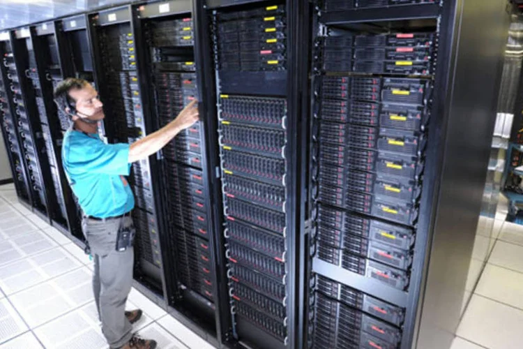 
	Servidor, Data center da Locaweb: centro de dados da sede poder&aacute; ter sua capacidade atual aumentada em pelo menos tr&ecirc;s vezes
 (Germano Lüders / EXAME)