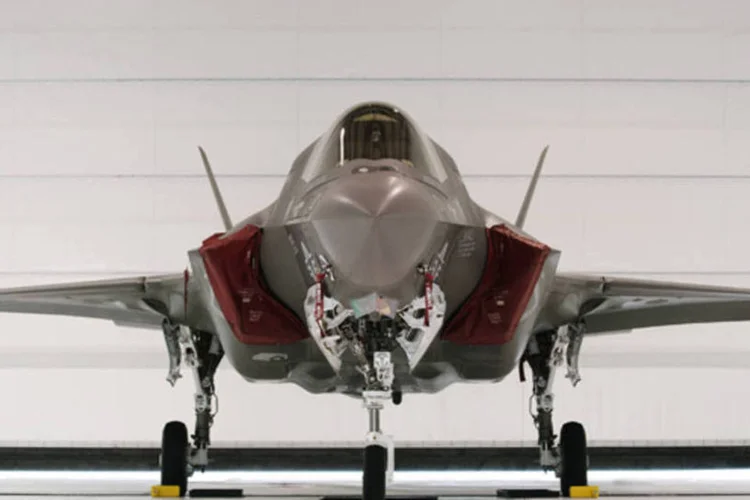 Caça F-35B da Marinha americana em hangar após cerimônia na base aérea de Eglin, na Flórida (Michael Spooneybarger/Reuters)