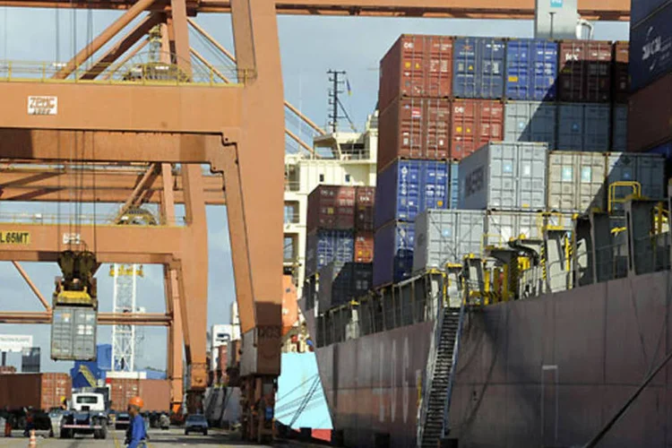 
	Navio Log-In Jacarand&aacute;, da Log-In, no Porto de Suape: Vale vendeu todas as a&ccedil;&otilde;es ordin&aacute;rias que tinha da Log-In em dezembro de 2013
 (LEO CALDAS)