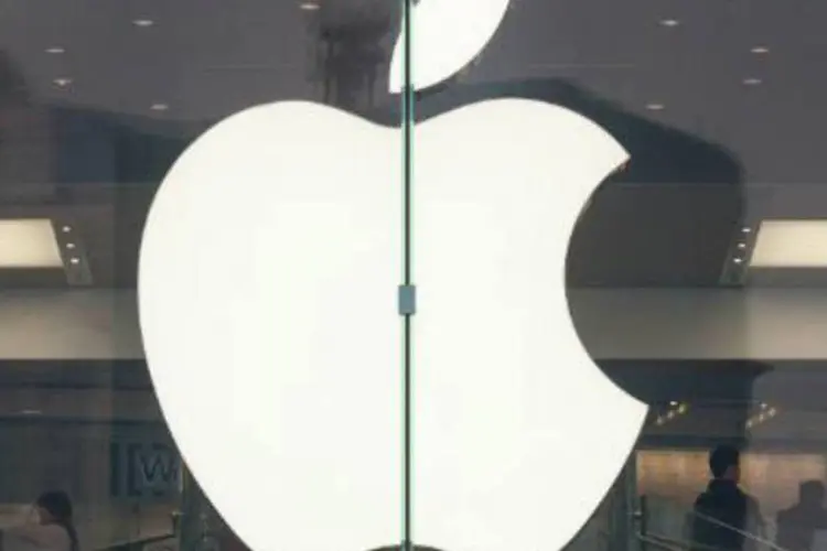Logo da Apple em vitrine de loja: Cook disse que a empresa foi surpreendida com a queda de suas ações e aproveitou a oportunidade (Anthony Wallace/AFP)