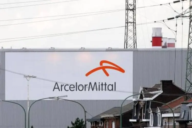 
	Logotipo da ArcelorMittal: desempenho do grupo, importante indicador da sa&uacute;de da economia global, disse que o consumo mundial de a&ccedil;o crescer&aacute; entre 1,5 e 2 por cento em 2015
 (François Lenoir/Reuters)