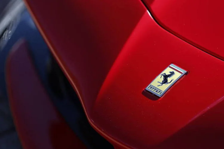 
	Logo da Ferrari: fabricante de carros de luxo italiana pode ser avaliada em at&eacute; 10 bilh&otilde;es de euros
 (Jeff Kowalsky/Bloomberg)