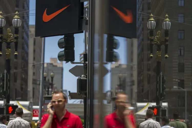 
	Logo da Nike &eacute; visto em frente a uma loja da companhia em San Francisco, Calif&oacute;rnia
 (David Paul Morris/Bloomberg)