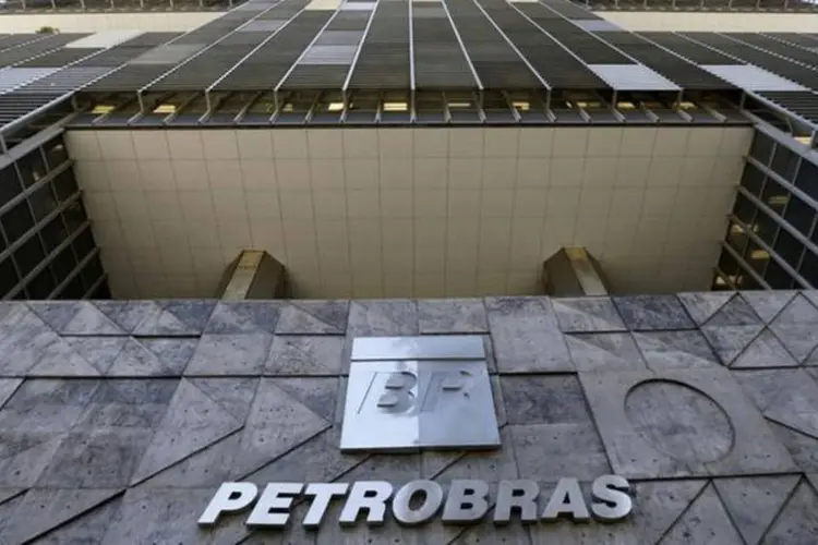 
	Logo da Petrobras: neste cen&aacute;rio de maiores dificuldades, a companhia pode ter que aumentar suas vendas de ativos
 (Sergio Moraes/ Reuters)