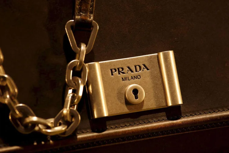 
	Prada: a PETA n&atilde;o informou quantas a&ccedil;&otilde;es comprou, mas explicou que virou acionista por conta de uma investiga&ccedil;&atilde;o sobre produtos de couro
 (Bobby Yip / Reuters)