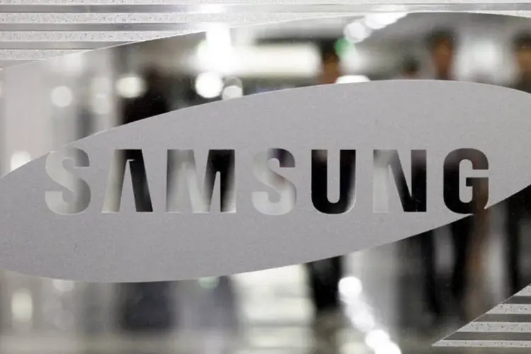 
	Logo da Samsung: com a fus&atilde;o, Lee, que tem uma fatia de 23% na Cheil Industries, ter&aacute; agora maior controle sobre a fatia de 4,1% da Samsung C&amp;T na Samsung Electronics
 (Woohae Cho/Bloomberg)