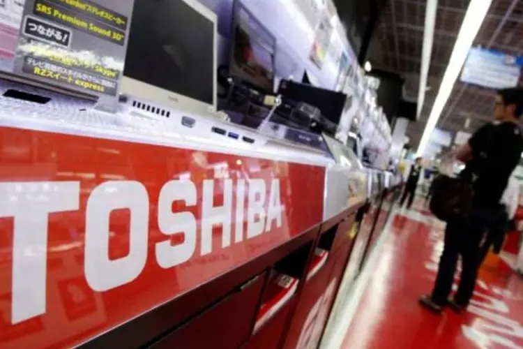 
	Logo da Toshiba: o Sankei disse que Toshiba, Fujitsu e VAIO est&atilde;o em negocia&ccedil;&otilde;es para fundir seus neg&oacute;cios de PC
 (Yuriko Nakao/Reuters)