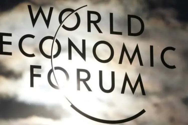 Logo do Fórum Econômico Mundial é visto na janela do centro de convenções de Davos, na Suíça (Christian Hartmann/Reuters)